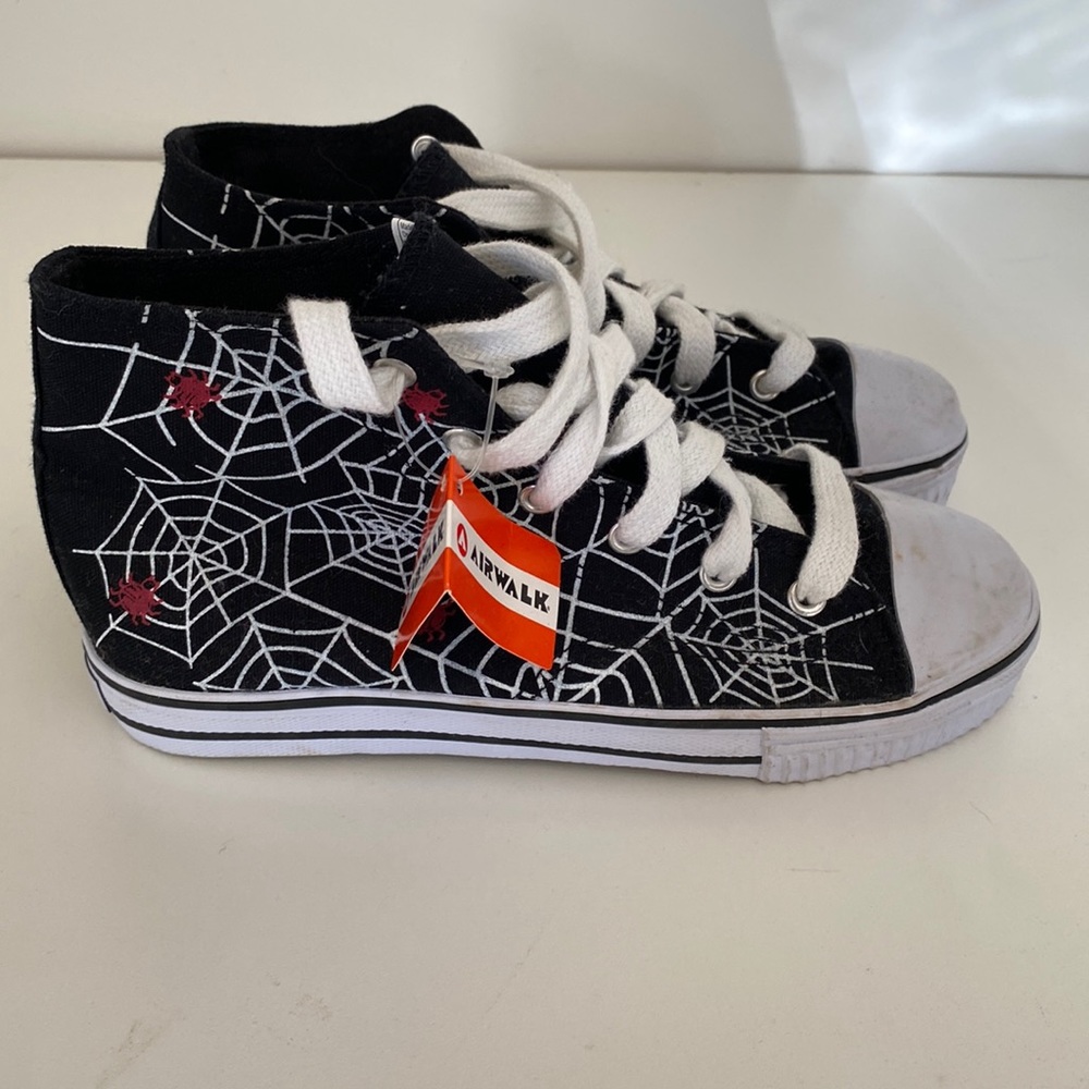 NWT Airwalk high top shoes size 2.5 youth.
